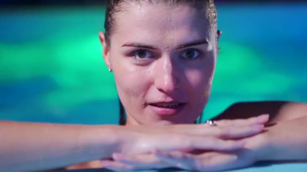 Hot Pretty Woman Bikini Crawls Out Swimming Pool Fitted Beautiful — Wideo stockowe