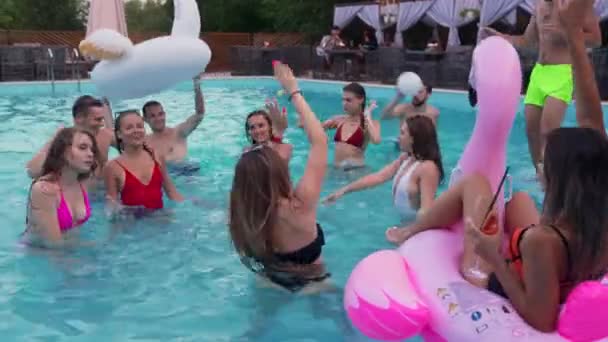 Freunde Feiern Abends Poolparty Einem Privaten Villenschwimmbecken Glückliche Junge Leute — Stockvideo