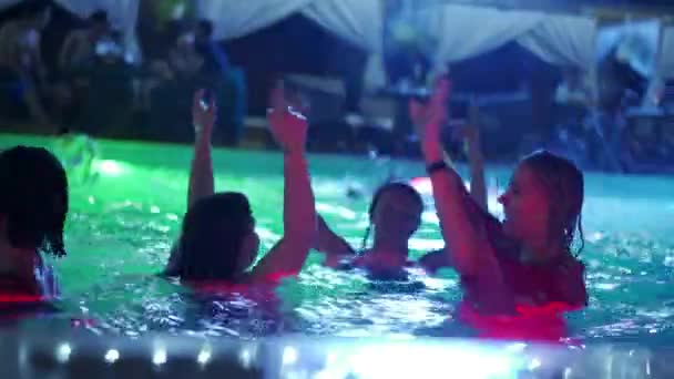 Mariupol Ukraine July 2021 女孩们在一个私人别墅游泳池里举行夜池派对 穿着泳衣 泼洒水 在豪华度假胜地俱乐部跳舞的快乐女性 — 图库视频影像