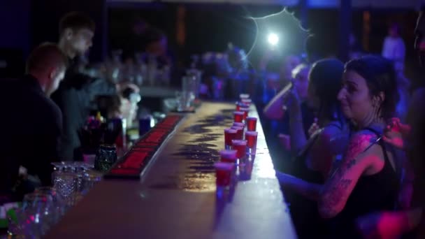 Mariupol Ukraine July 2021 原来的酒精鸡尾酒供应在酒吧或夜总会与火和火焰 调酒师在酒吧柜台上放了一杯给客人喝的 — 图库视频影像