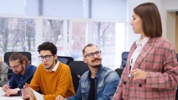 Grupo Empleados Oficina Sentarse Discutir Sobre Proyecto Puesta Marcha Sala — Vídeos de Stock