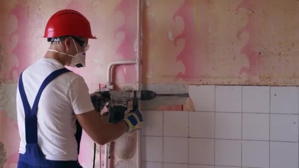 Contractor Removes Ceramic Tiles Facing Wall Workman Doing Dismantling Demolition — Stock Video