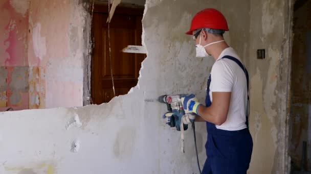 Döner Çekiç Matkabıyla Çalışan Bir Inşaatçı Müteahhit Apartman Tadilatı Yenileme — Stok video