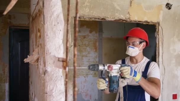 Bouwer Werkt Met Een Roterende Boorhamer Aannemer Boort Gaten Beton — Stockvideo