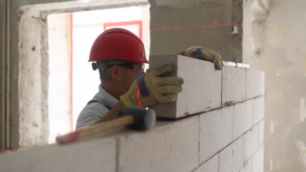Kőműves Vagy Kőműves Téglákat Helyez Autoklávozott Szénsavas Betontömbök Falának Megépítéséhez — Stock videók