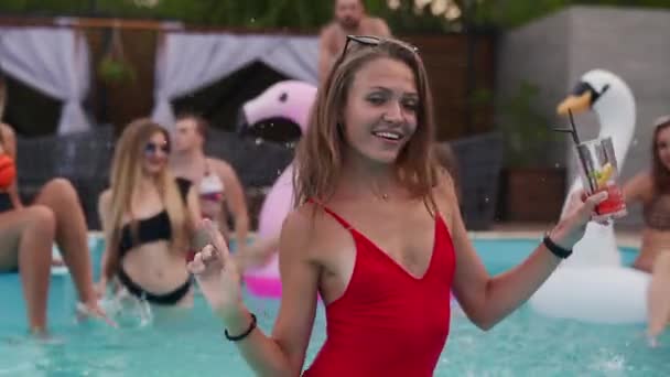 Bella Donna Bikini Bere Cocktail Uscire Con Gli Amici Alla — Video Stock