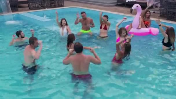 Arkadaşların Özel Bir Yüzme Havuzunda Gece Havuzu Partisi Var Mayolu — Stok video