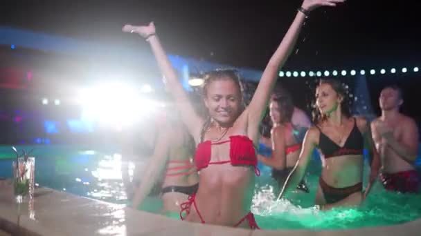 Mujer Bonita Bikini Bailando Pasando Rato Con Amigos Fiesta Piscina — Vídeos de Stock