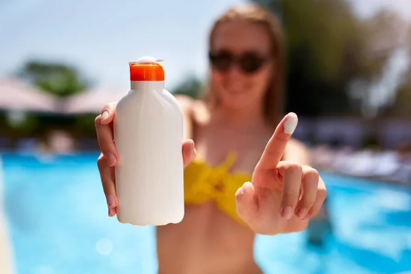 Крупним Планом Усміхнена Біла Жінка Показує Пляшку Сонцезахисної Олії Використовує — стокове фото