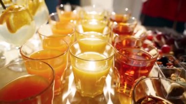 Restoranda ya da otelde kanepe aperatifleri olan bir ziyafet masasında yemek servisi. Doğum gününde fındık ve kurutulmuş meyve ile dekore edilmiş yemek seti, düğün kutlaması veya iş konferans salonu.