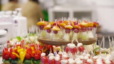 Restoranda ya da otelde kanepe aperatifleri olan bir ziyafet masasında yemek servisi. Doğum gününde dekore edilmiş yemekler, düğün kutlaması ya da iş konferans salonu.