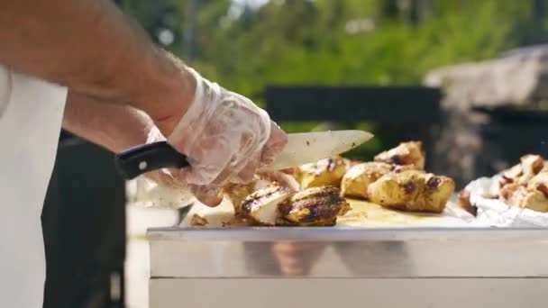 Chef Coupe Des Steaks Viande Chaude Avec Couteau Met Des — Video
