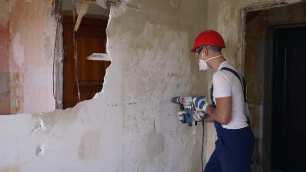 Bauarbeiter Arbeitet Mit Einem Bohrhammer Bauunternehmer Bohrt Löcher Beton Mit — Stockvideo