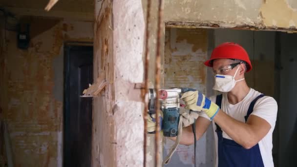 Bouwer Werkt Met Een Roterende Boorhamer Aannemer Boort Gaten Beton — Stockvideo