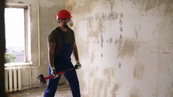 Contractor Wrecks Concrete Wall Sledgehammer Rearrangement Man Doing Manual Dismantling — Stock Video