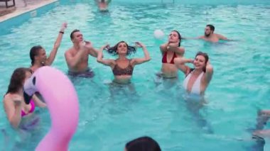 Arkadaşların özel bir yüzme havuzunda gece havuzu partisi var. Mayolu mutlu gençler su sıçratır, şamandıralarla dans eder ve lüks bir tatil köyünde şişme yatak giyer..