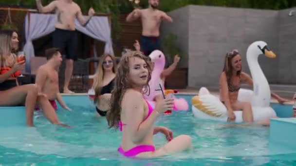 Söt Kvinna Bikini Som Dricker Cocktail Och Umgås Med Vänner — Stockvideo