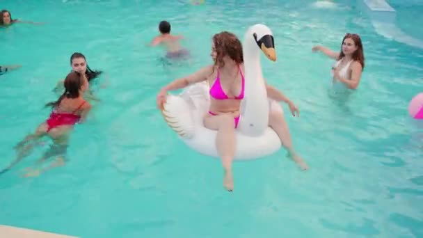 Mulher Bonita Biquíni Maiô Pendurado Colchão Cisne Branco Inflável Festa — Vídeo de Stock