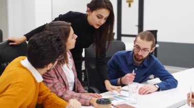 Ofis çalışanları oturup konferans odasında çizelgelerle başlangıç projesini tartışırlar. İş ortakları ekibi görüşmelere başladı. Kurumsal insanlar tartışarak konuşur. Üniversitedeki öğrenciler.