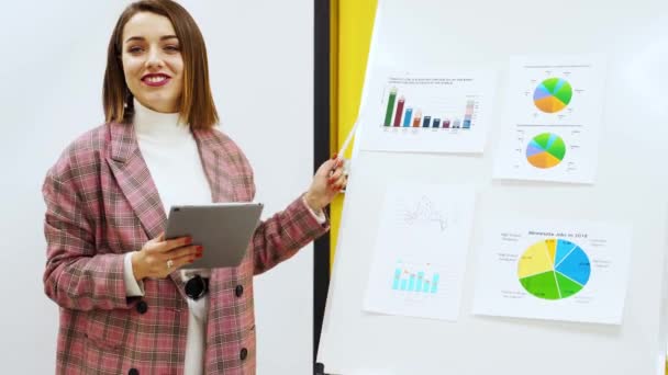 Business Woman Coach Trainer Presents Report Shows Diagrams Flip Chart — Stock Video