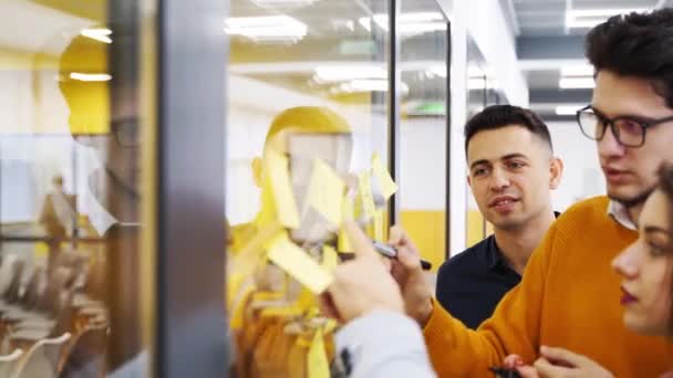 Equipo Negocios Lluvia Ideas Escribir Ideas Notas Adhesivas Papel Publicarlo — Vídeos de Stock