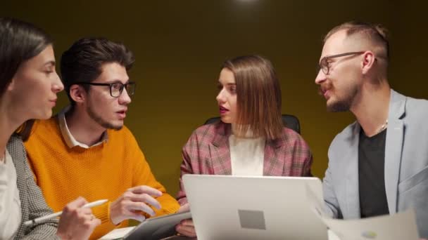 Ofis Çalışanları Başlangıç Projesini Konferans Odasında Çizelgeler Dizüstü Bilgisayarlar Tabletlerle — Stok video
