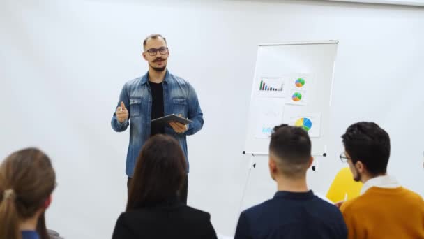 Treinador Treinador Empresário Apresenta Relatório Mostra Diagramas Flip Chart Sala — Vídeo de Stock