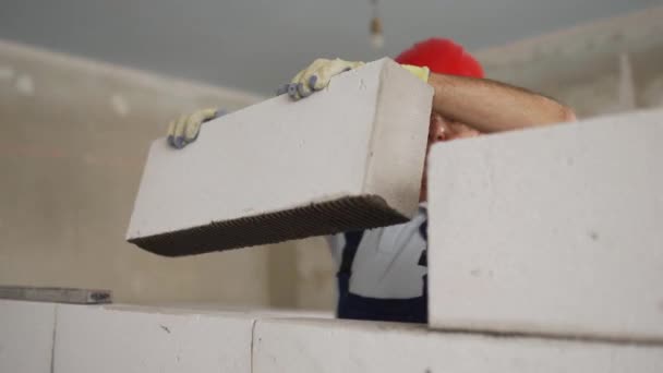 Metselaar Metselaar Legt Bakstenen Muur Van Beluchte Betonnen Blokken Bouwen — Stockvideo