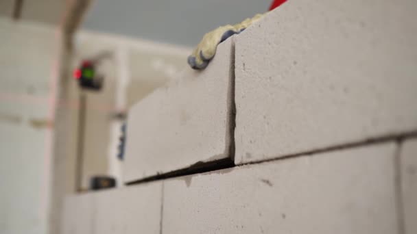 Briqueteuse Utilisant Marteau Maillet Caoutchouc Pour Taper Niveler Mur Blocs — Video