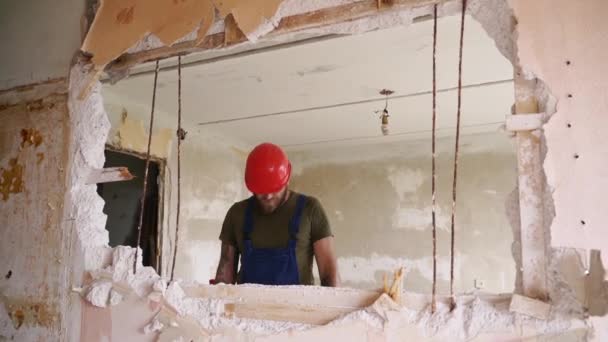 Contratante Levantando Marreta Nas Mãos Trabalhos Desmontagem Demolição Trabalhador Construção — Vídeo de Stock