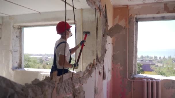 Auftragnehmer Wracks Wand Mit Vorschlaghammer Macht Loch Für Neuanordnung Bauarbeiter — Stockvideo