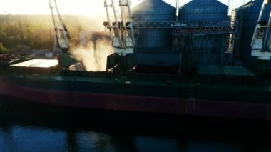 2021-06-09 Mariupol, Ukrayna. Ukrtransagro LLC. Limandaki deniz tahıl asansöründeki yük ambarına tahıl havası yükleniyor. Buğday sevkiyatı, liman terminalindeki bir sandıktan büyük bir gemiye.