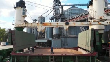 2021-06-09 Mariupol, Ukrayna. Ukrtransagro LLC. Böcek Kontrol Servisi çalışanları bir tahıl gemisinin kargo ambarında dezenfekte yapıyor. Erkekler böcekleri temizlemek için buğdaya dezenfekte tabletleri atar..