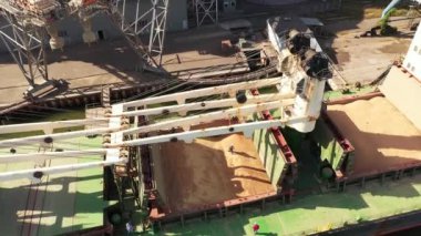 2021-06-09 Mariupol, Ukrayna. Ukrtransagro LLC. Böcek Kontrol Servisi çalışanları bir tahıl gemisinin kargo ambarında dezenfekte yapıyor. Erkekler böcekleri temizlemek için buğdaya dezenfekte tabletleri atar..