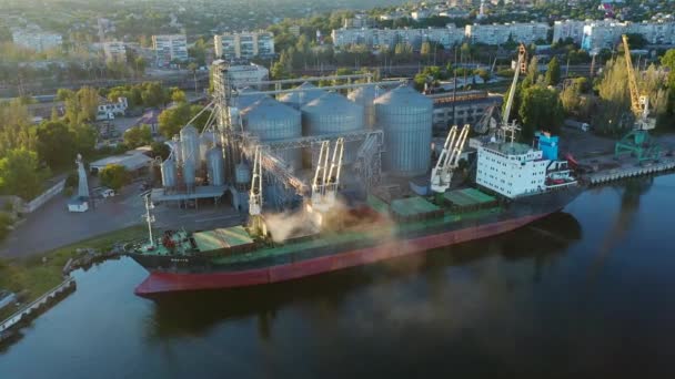 2021 09ウクライナのマリウポリ Ukrtransagro Llc 港の穀物エレベーターで保有するばら積み貨物船への穀物積込みの空中 港口ターミナルのトランクを経由してシロからバルク船への小麦の出荷 — ストック動画