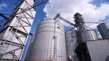 Deniz limanındaki modern tahıl asansörü terminali. Metal tanklar ve tahıl kurutma makineleri limandaki karmaşık siloları idare ediyor. Buğday yükleme, sevkiyat ve ulaşım tesisi.
