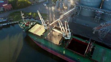 Deniz limanındaki deniz tahıl asansöründe yük ambarına buğday havası yükleniyor. Buğday sevkiyatı. Terminal limanındaki bir sandık vasıtasıyla. Tarım ürünlerinin nakliyesi.