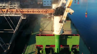 Deniz limanındaki deniz tahıl asansöründe yük ambarına buğday havası yükleniyor. Buğday, terminal limanındaki gövde vasıtasıyla ambardan gövdeye dökülüyor. Tarım ürünlerinin nakliyesi.