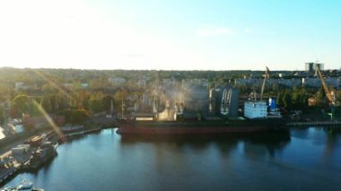 Deniz limanındaki deniz tahıl asansöründe yük ambarına buğday havası yükleniyor. Buğday sevkiyatı. Terminal limanındaki bir sandık vasıtasıyla. Tarım ürünlerinin nakliyesi.