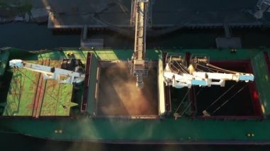 Deniz limanındaki deniz tahıl asansöründe yük ambarına buğday havası yükleniyor. Buğday sevkiyatı. Terminal limanındaki bir sandık vasıtasıyla. Tarım ürünlerinin nakliyesi.