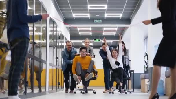 Persone Allegre Divertono Durante Una Pausa Lavorativa Due Squadre Gareggiano — Video Stock