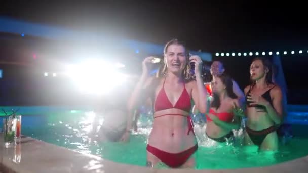Pretty Woman Bikini Dancing Hanging Out Friends Night Pool Party — 비디오