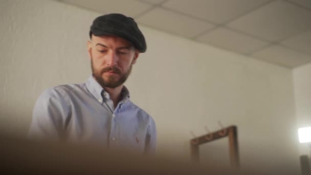 工匠在一个车间工作 在工作台上制作皮革制品的大师 工作中的男性面孔 — 图库视频影像