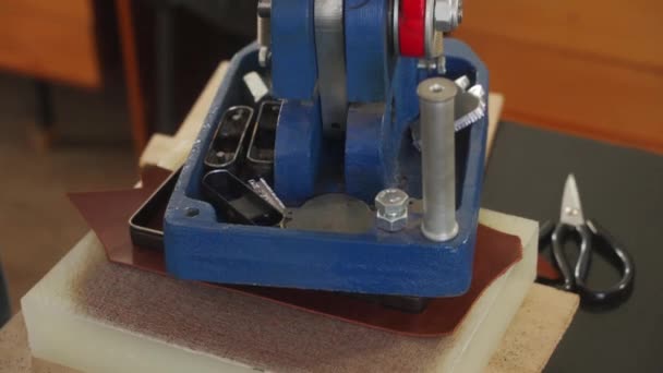 Läderhantverkare Arbetar Verkstad Mästarens Tillverkning Läderprodukter Man Arbetar Med Handläder — Stockvideo