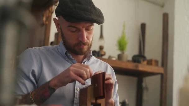 Läderhantverkare Arbetar Verkstad Mästare Att Göra Läderplånbok Människan Använder Plywood — Stockvideo