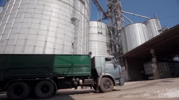 Gabonakocsi Érkezik Egy Gabonaliftterminálhoz Teherautó Elhajt Kirakodóhoz Búza Rakománytestben Mezőgazdasági — Stock videók