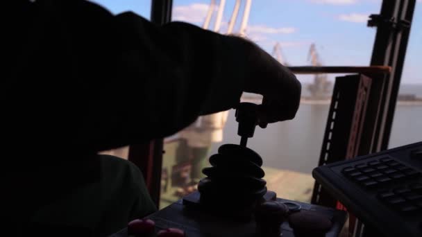 Handen Controleren Joysticks Werkplek Van Graanterminal Werknemer Controleert Het Laden — Stockvideo