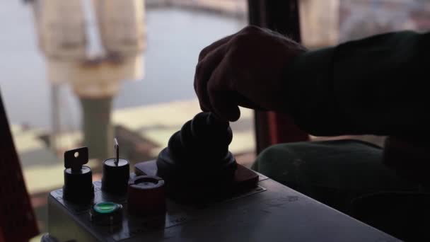 이손으로 단말기 근무처에서 조이스틱 절한다 선착장에서 트렁크 기계를 사용하여 축받이 — 비디오