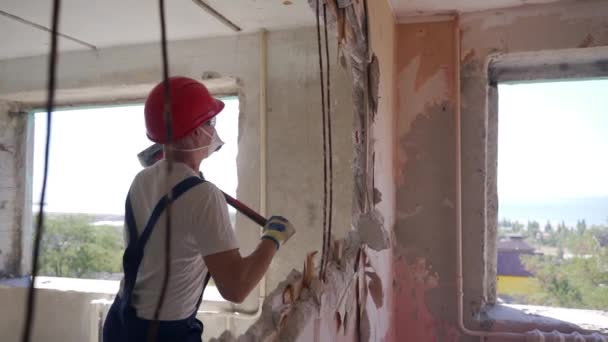 Aannemer Vernielt Muur Met Een Voorhamer Die Ruimte Maakt Voor — Stockvideo