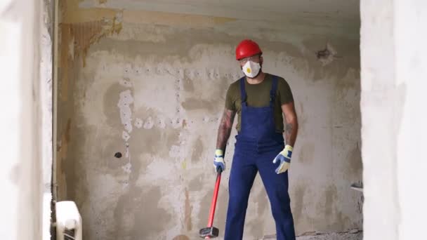 Entrepreneur Debout Levant Marteau Traîneau Sur Épaule Dans Appartement Avant — Video